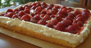 Biszkopt z truskawkami, galaretką i bitą śmietaną